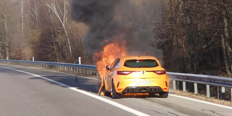 Brennendes Auto am Strassenrand