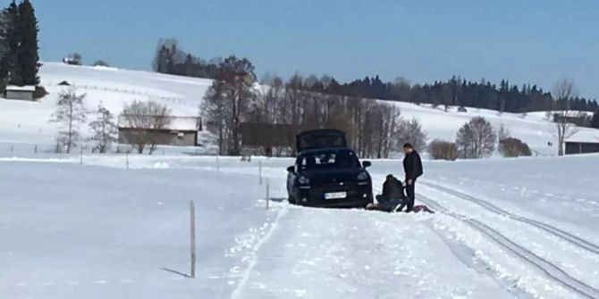 Ein Porsche im Schnee.