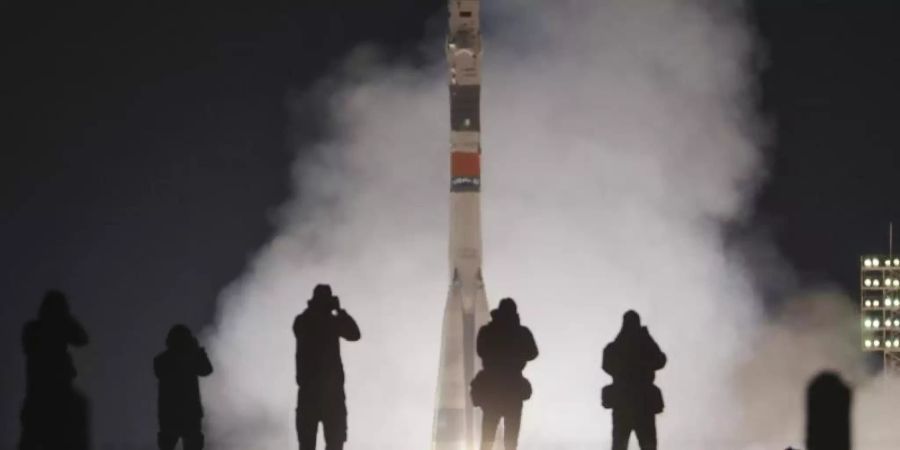 Die Sojus-Rakete hebt vom russischen Weltraumbahnhof ab. An Bord befinden sich die Raumfahrer Christina Koch, Alexej Owtschinin und Nick Hague. Foto: Dmitri Lovetsky/AP