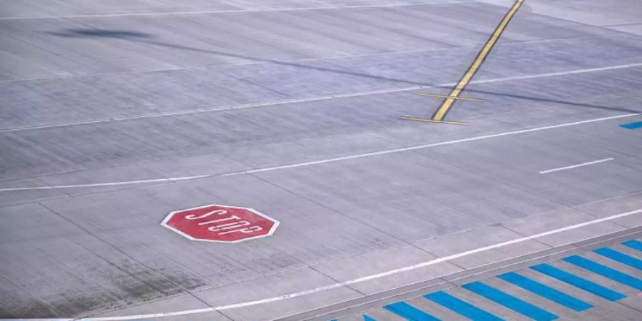 Ein Stoppschild ist auf dem Vorfeld eines Flughafens. Foto: Jens Büttner/ZB/Symbolbild