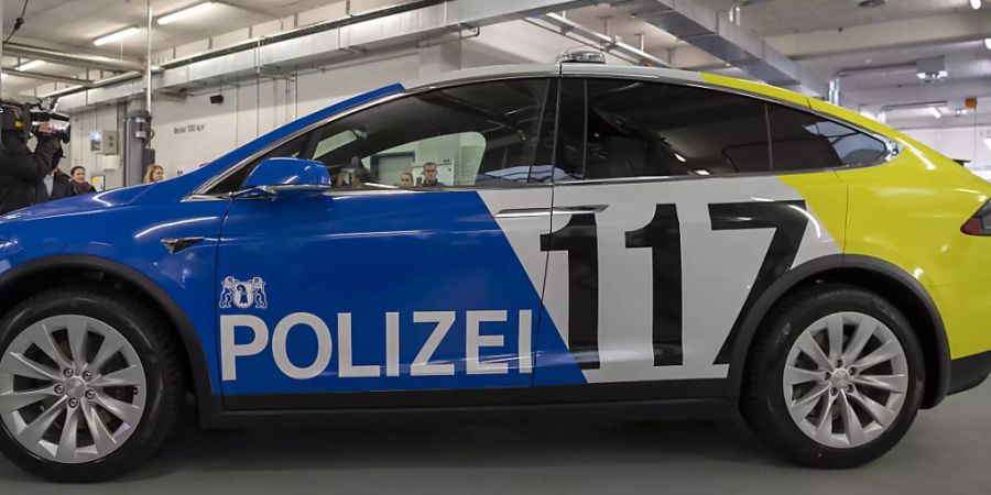 Jetzt verlassen sie die Garage: Die Basler Polizei nimmt am Wochenende ihre ersten Teslas als neue Alarmpikett-Fahrzeuge in Betrieb. (KEYSTONE/Georgios Kefalas)