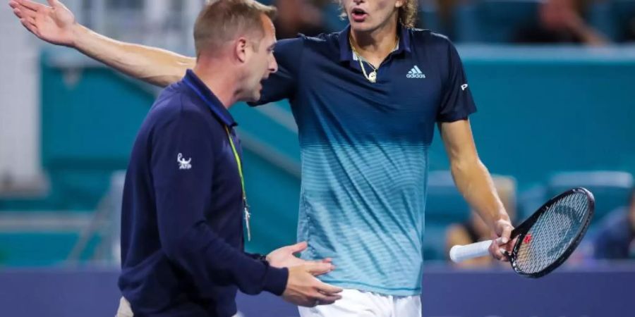 Alexander Zverev (r) diskutierte mit ATP-Supervisor Miro Bratoev. Foto: Mario Houben/CSM via ZUMA Wire