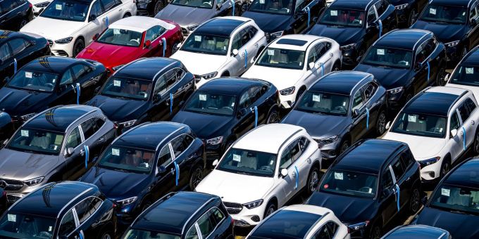 Europas Autobauer bekommen drei statt eines Jahres Zeit, um die EU-CO2-Grenzwerte einzuhalten. (Archivbild) Autos