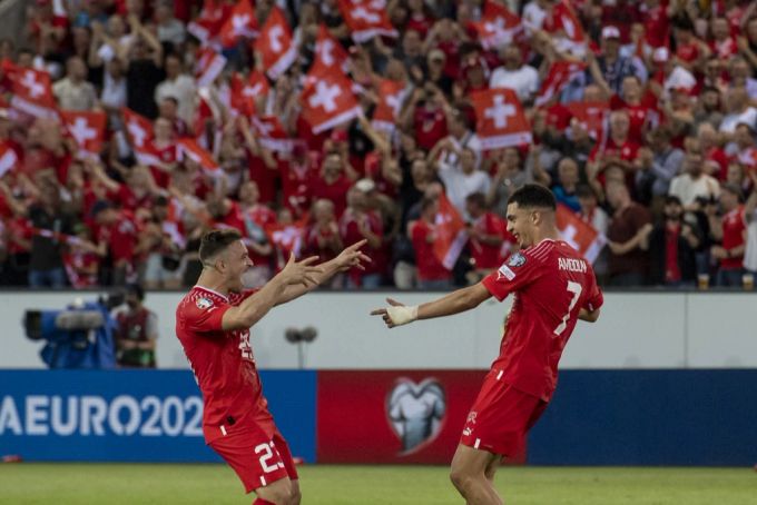 Xherdan Shaqiri jubelt mit Zeki Amdouni in der Nati. Xherdan Shaqiri