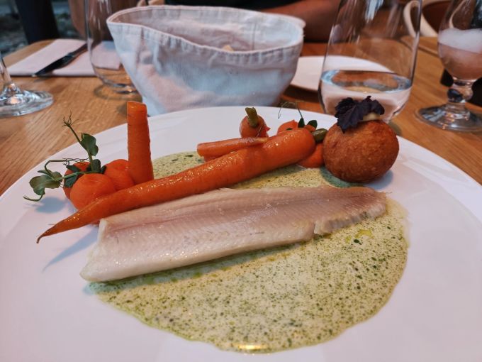 So sieht das Resultat auf dem Teller aus: Die unglaublich zarte Forelle aus Rubigen. Restaurant Giardino