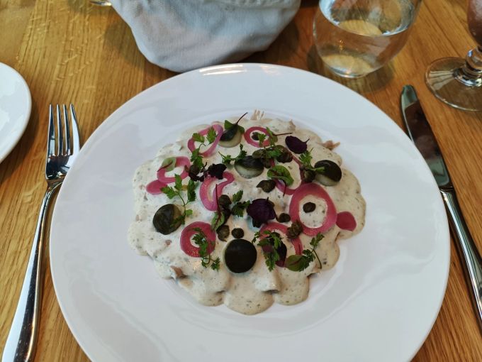 Vitello Trotato mit Nostrano-Gurke, Zwiebeln, Kapern und frischer Petersilie. Restaurant Giardino Vitello Trotato