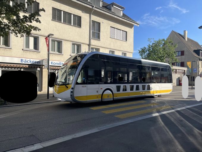 Die verletzte Fussgängerin wurde ins Spital gebracht. https://www.nau.ch/ort/stans/unfall-in-stansstad-nw-autofahrerin-lande