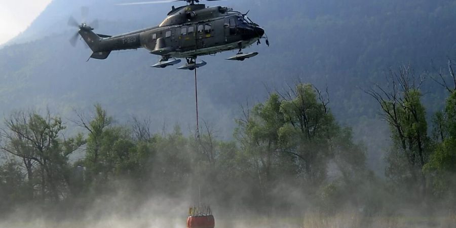 Aus der Luft soll das Feuer einfacher zu bekämpfen sein. (Archivbild)