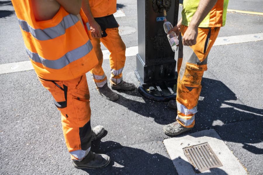 Im Kanton Genf dürfen ab 12 Uhr die Bauarbeiter keine extrem schweren Arbeiten mehr verrichten. (Symbolbild)