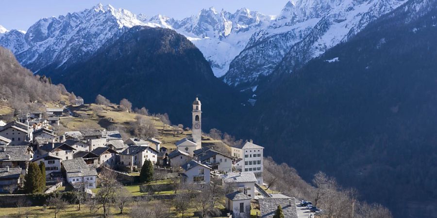 Blick auf das Dorf Soglio im Bergell im Kanton Graubuenden. Nach einem Murgang leben im Talfluss Maira praktisch keine Fische mehr. (Archivbild)