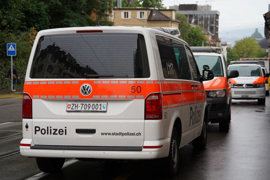 Zahlreiche Polizeifahrzeuge stehen an der Universitätsstrasse in Zürich.