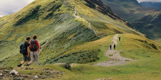 Schon 4000 Schritte täglich haben einen positiven Effekt auf Herz und Kreislauf. (Symbolbild) Grüne Natur