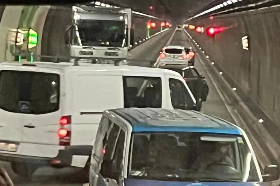 Autos mussten am Sonntag im Tunnel wenden.