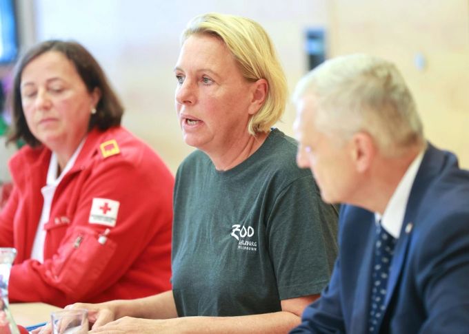 Zoo-Geschäftsführerin Sabine Grebner (m.) während der Pressekonferenz in Anif. Zoo-Geschäftsführerin Sabine Grebner