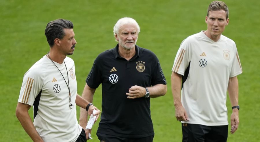 DFB-Sportdirektor Rudi Völler (m.) springt als Interims-Teamchef ein. Will das aber als «einmalige Sache» verstanden wissen.