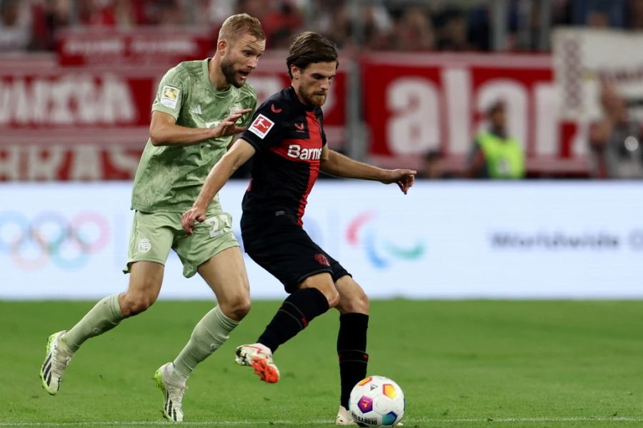 Bayerns Konrad Laimer (l.) im Duell mit Jonas Hofmann von Leverkusen.