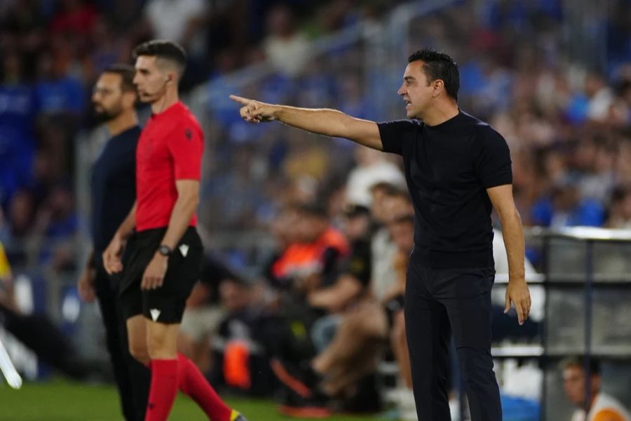 Xavier Hernández Trainer des FC Barcelona ruft auf das Spielfeld.