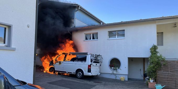 In Itingen BL geriet ein parkierter Personenwagen in Brand. Itinigen: Fahrzeugbrand