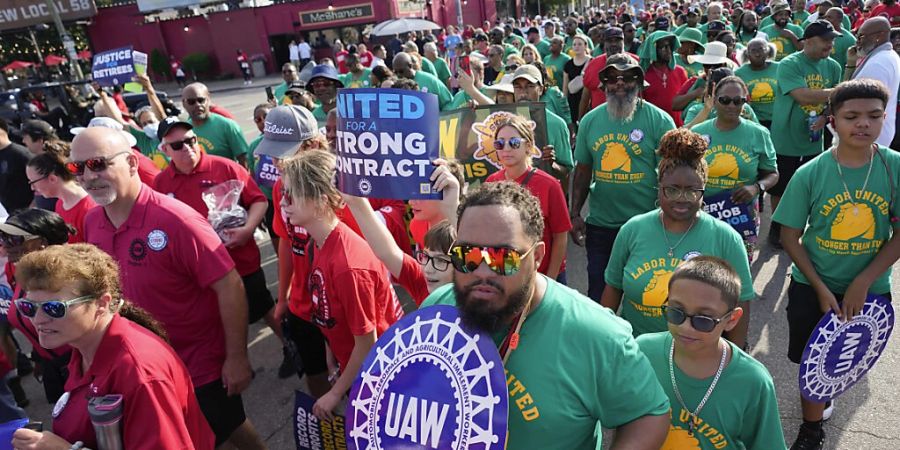 Mitglieder der Gewerkschaft United Auto Workers (UAW) gingen Anfang September auf die Strasse. (Archivbild)