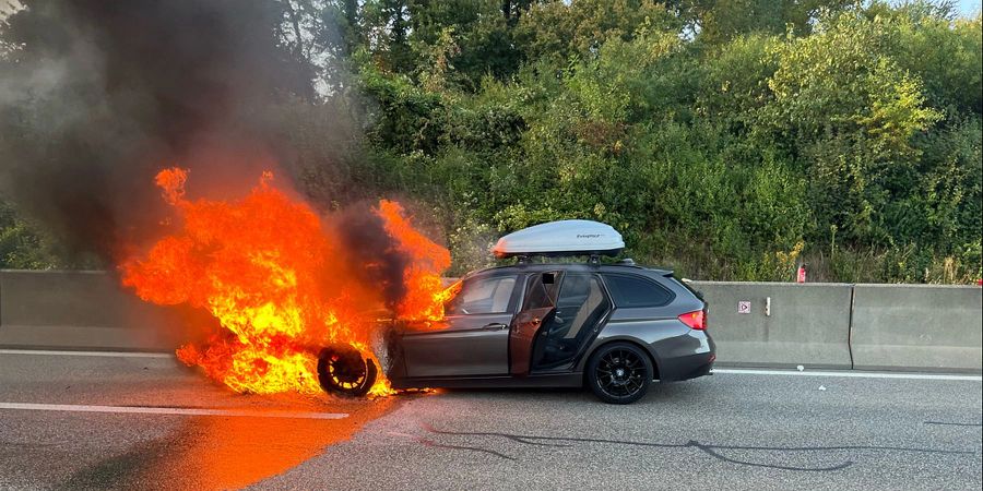 Fahrzeugbrand erfordert Feuerwehreinsatz