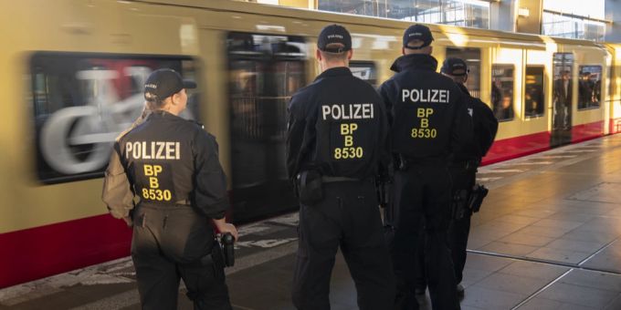 Polizei vor einem Zug