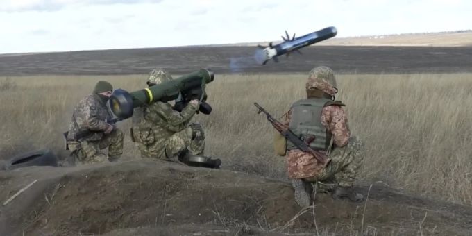 Ein ukrainischer Soldat nutzt bei Militärübungen in der Region Donezk US-Javelin-Raketen. (Symbolbild) ukraine usa