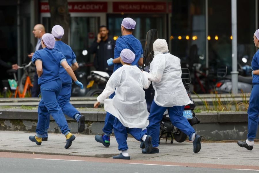 Auf X kursieren Videos von wilden Panikszenen vor und innerhalb der Universitätsklinik. Der Bewaffnete hatte sich innerhalb der Klinik verschanzt.