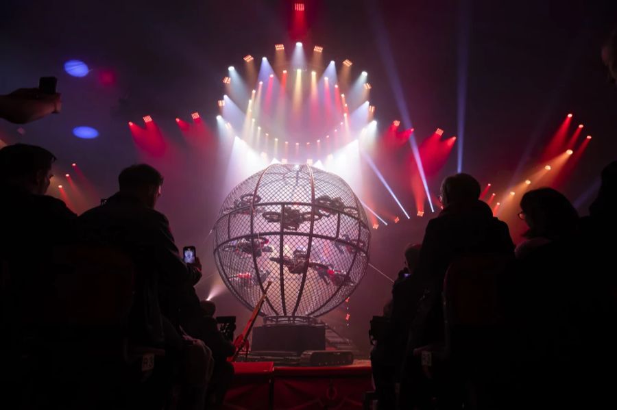 Der Globe of Speed zeigt zehn Töfffahrer in einer Eisenkugel.