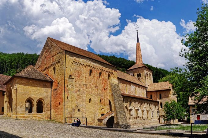 Eines der ältesten Kirchengebäude der Schweiz: die Stiftskirche von Romainmôtier. Kirche, Schweiz, Architektur, Sightseeing