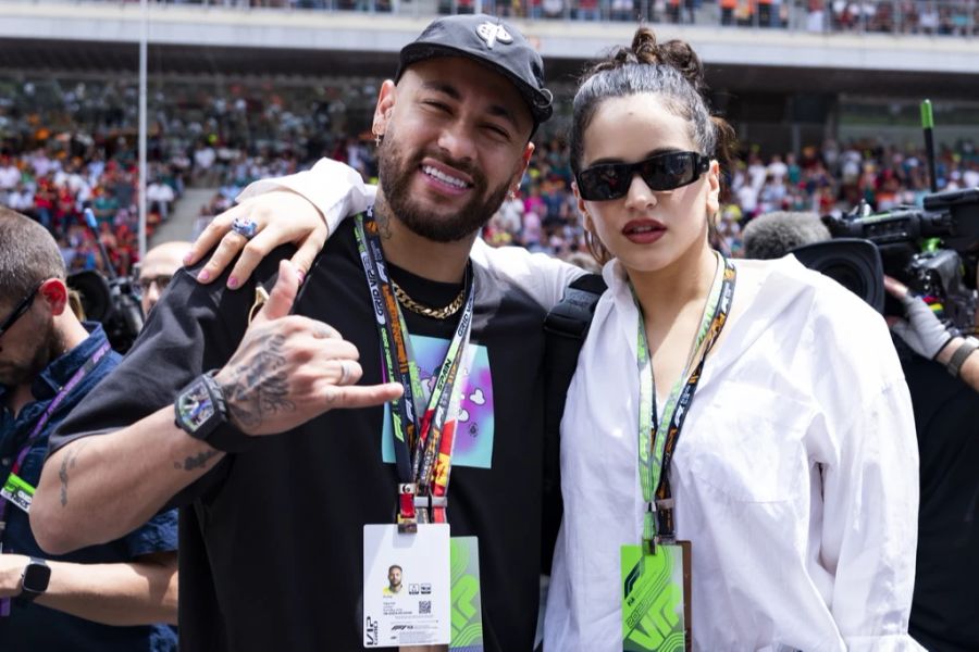 Der Brasilianer zeigt sich gerne auch abseits des Platzes. Hier posiert er mit der spanischen Sängerin Rosalía beim Formel1 Grand Prix in Barcelona.