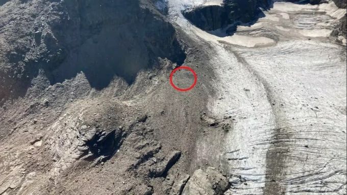 In diesem Bereich der Bergkette wurde die Leiche geborgen. Bergkette und roter Kreis.