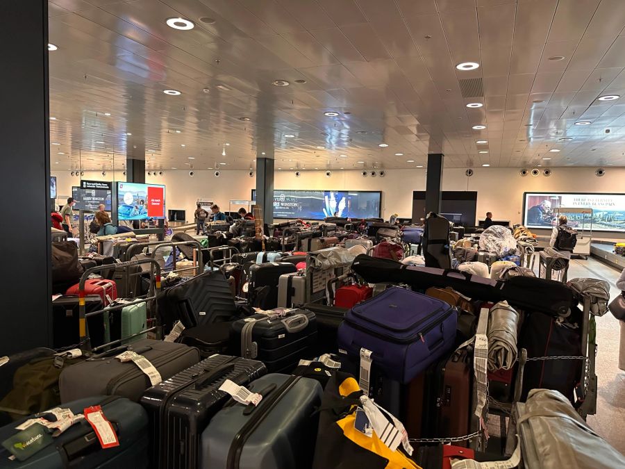 Das Koffer-Chaos am Flughafen Zürich «war erschreckend», sagt ein Leser zu Nau.ch.