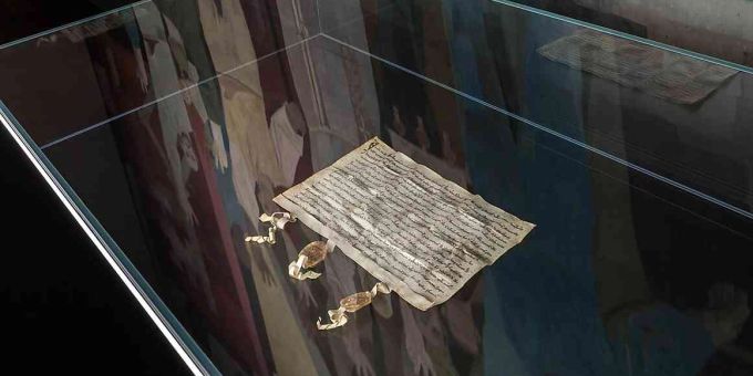 Der Bundesbrief von 1291 vor dem Wandbild des Rütlischwurs: liegt hier der Anfang der Schweiz? Brief in einer Vitrine