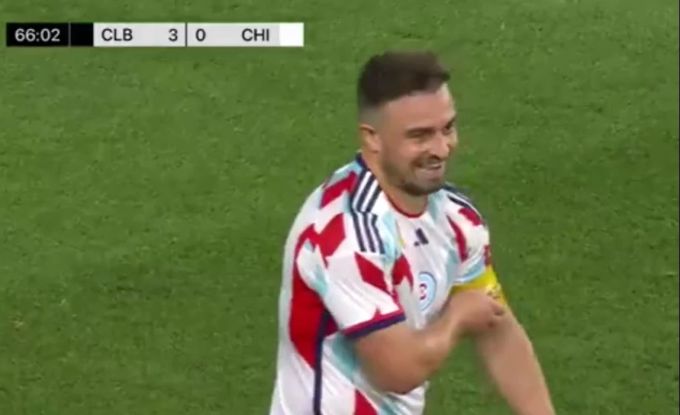 Xherdan Shaqiri kann nach seinem Platzverweis nur noch lachen. Xherdan Shaqiri