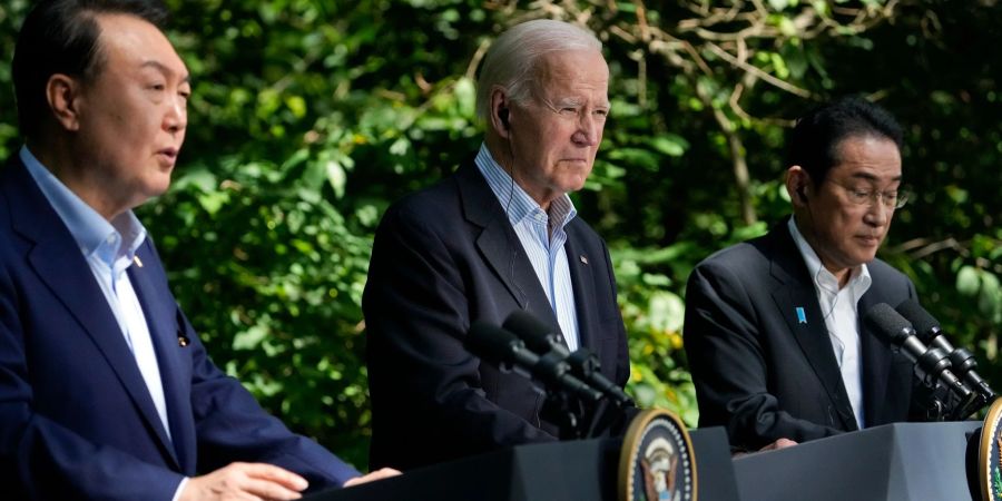 US-Präsident Joe Biden (M), Japans Premierminister Fumio Kishida (r), und Südkoreas Präsident Yoon Suk Yeol bei einer  Pressekonferenz in Camp David.