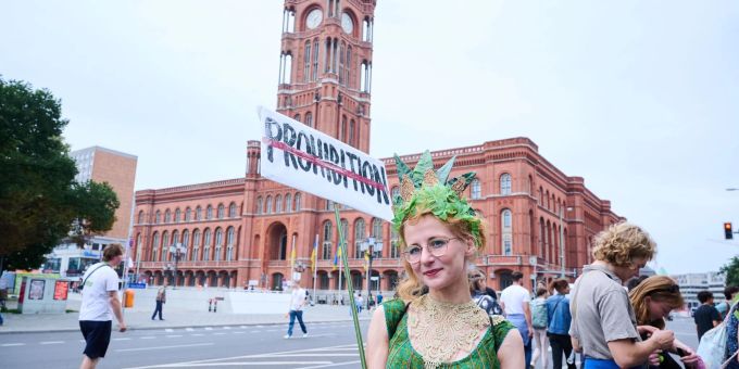 Demonstranten bei der Hanfparade in Berlin. Die Teilnehmer kämpfen für die Legalisierung von Cannabis. Demonstranten bei der Hanfparade in Berlin. Die Teilnehmer kämpfen für die Legalisierung von Cannabis.