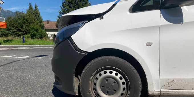 Lieferwagen übersehen - Seniorin (83) verursacht Unfall in Oberurnen GL