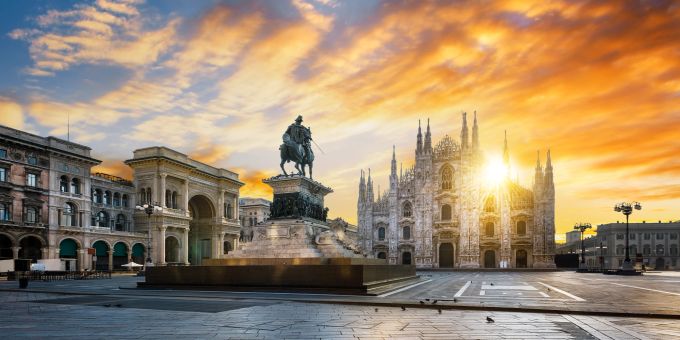Italien in 3,5 Stunden Enfernung: Mehrmals täglich fahren Züge direkt ab Bern und Zürich in diese fantastische Stadt. Milán Platz Kathedrale Sonnenaufgang