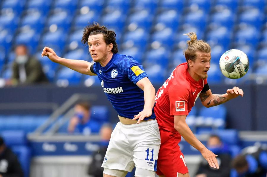 Michael Gregoritsch von Schalke und Tin Jedvaj vom FC Augsburg (r.) im Luftzweikampf.