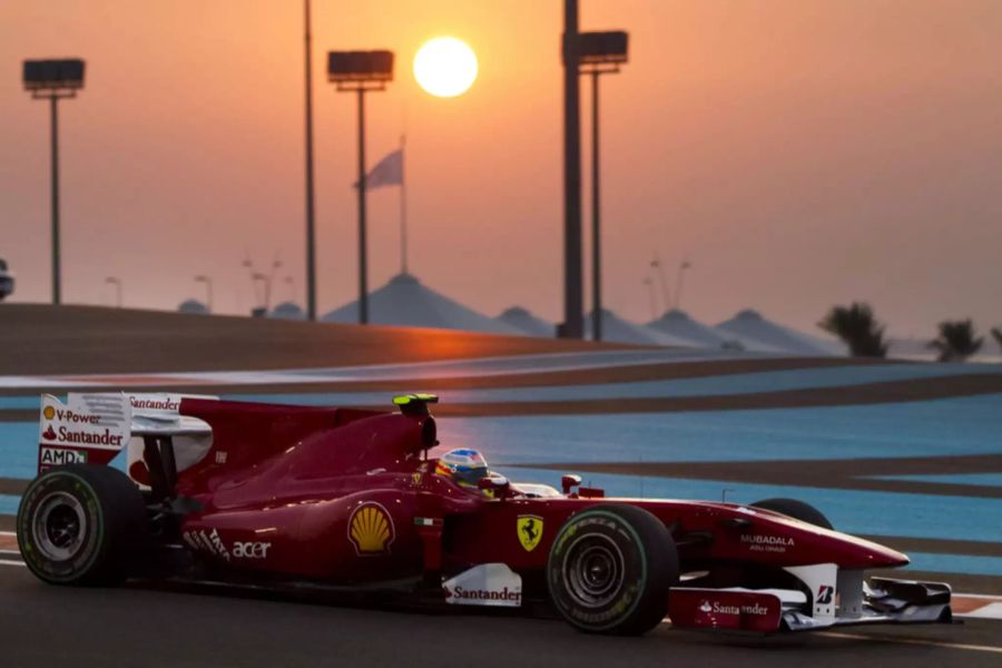 Zur Saison 2010 wechselt Alonso zu Ferrari. Mit der Scuderia verpasst er beim Saisonfinale in Abu Dhabi hauchdünn den WM-Titel ...