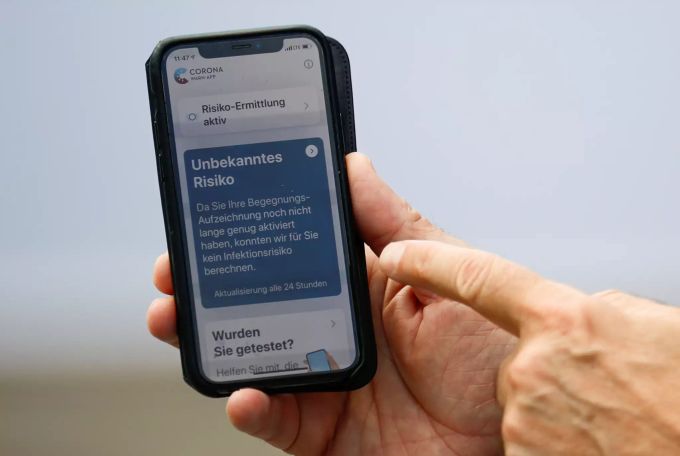 So sieht die deutsche Corona-Warn-App aus. Corona App Deutschland Hände