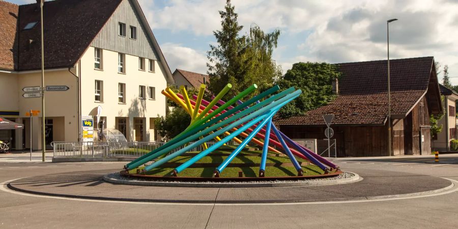 Autokreisel im Dorfzentrum von Nürensdorf.