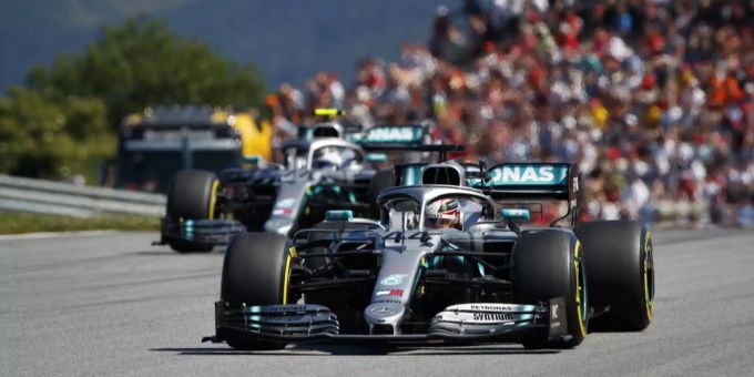 Lewis Hamilton (r.) und Valteri Bottas beim grossen Preis von Österreich 2019. Formel 1