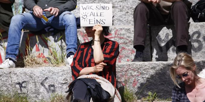 Teilnehmende einer Demonstration gegen die Corona-Beschränkungen in Berlin. corona-demonstration berlin