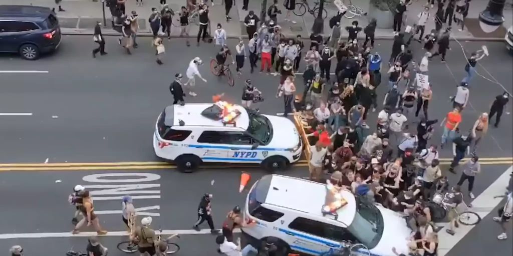 Polizeiauto Fahrt In New Yorker Menschenmenge