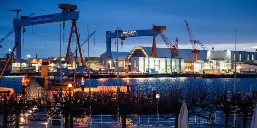 Das beleuchtete Werftgelände von ThyssenKrupp Marine Systems am Ufer der Kieler Förde. Foto: Gregor Fischer/dpa