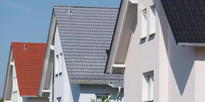 Von den 2019 gebauten Wohnhäusern sind gut zwei Drittel für die Nutzung erneuerbarer Energiequellen ausgelegt. Mit 42,7 Prozent waren Wärmepumpen die wichtigste primäre Energiequelle für die Heizung. Foto: Uwe Anspach/dpa-tmn Wärmepumpen erneuerbare Energien Gebäude