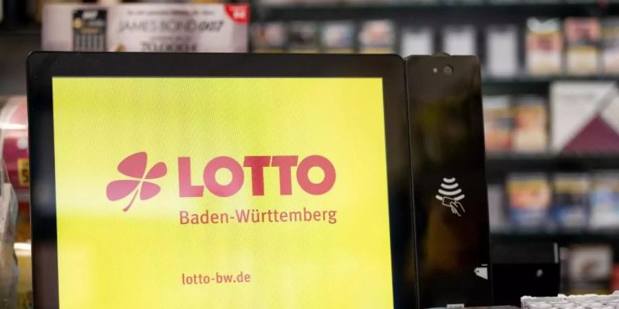 Lotto hat trotz der coronabedingten vorübergehenden Schliessung vieler Annahmestellen höhere Spieleinsätze verbucht. Foto: Sebastian Gollnow/dpa