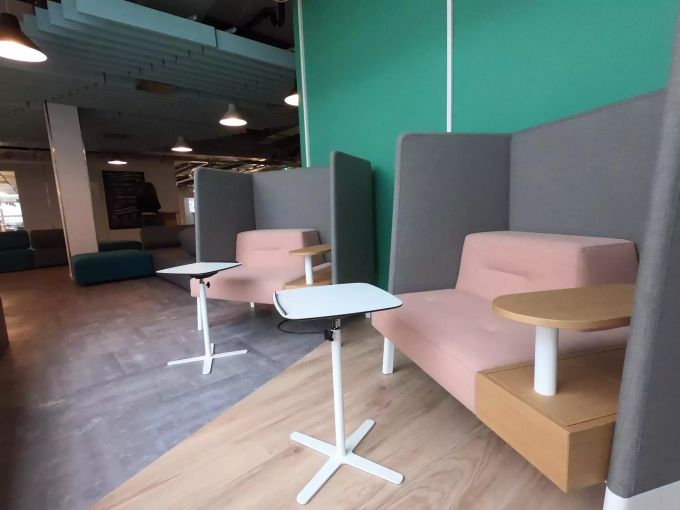 Sofa mit Arbeitstisch