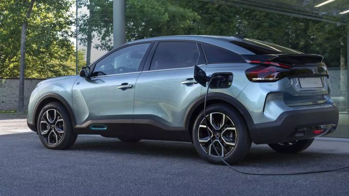 Die technischen Daten des Citroën ë-C4 sind von den vielen Konzernbrüdern bekannt Citroën ë-C4